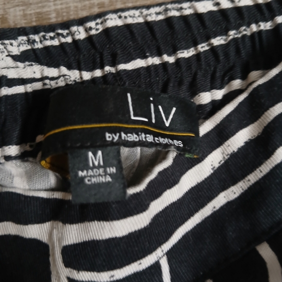 Liv by Habitat Tencel Ecovero Pleat Pocket Pants in a black and white - Picture 3 of 5